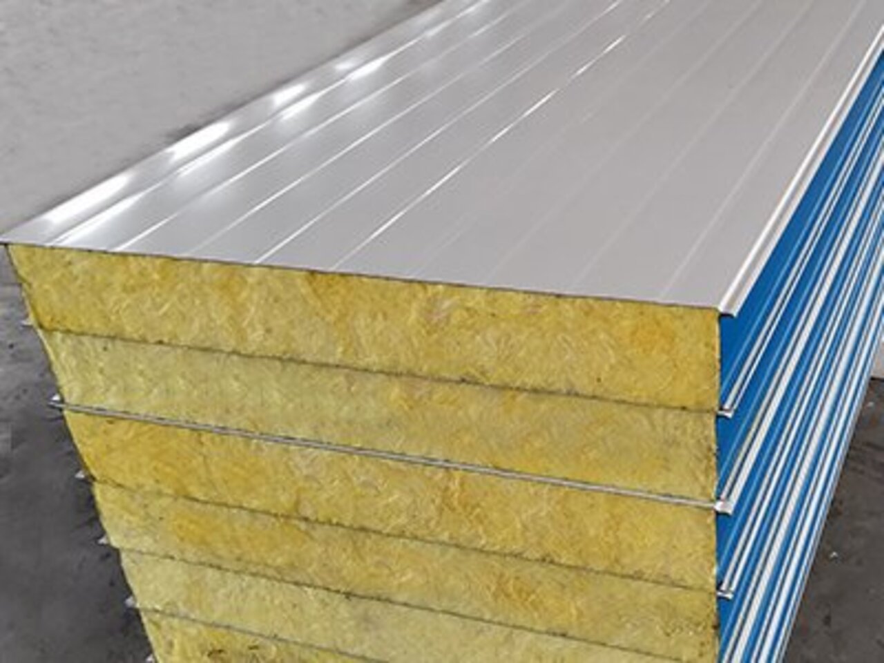 彩鋼玻璃絲棉夾芯板（墻面板）