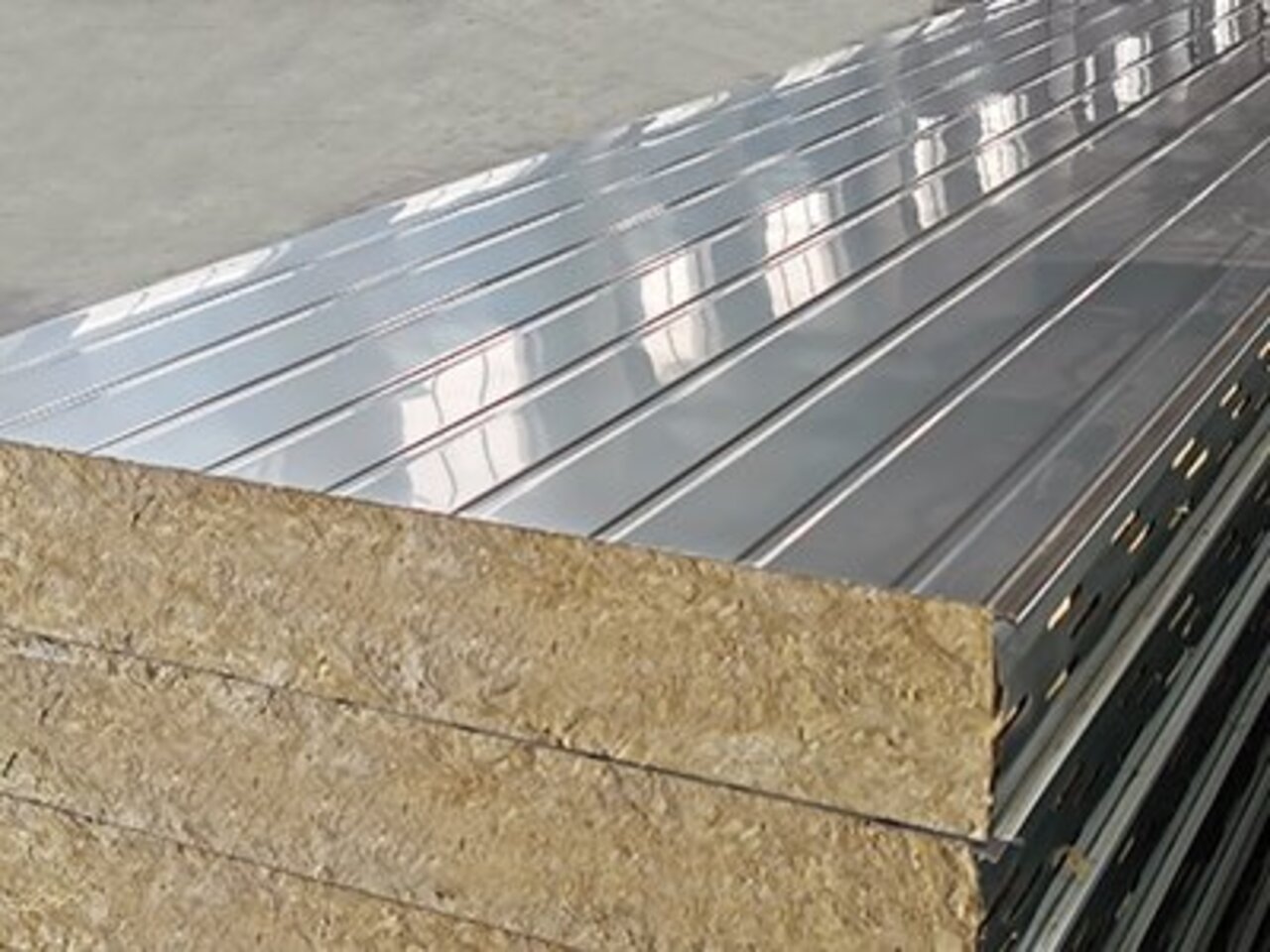 <b>不銹鋼巖棉夾芯板</b>