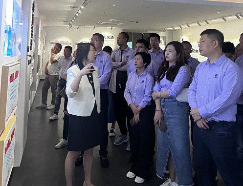 【企業(yè)走訪】——贛州新商界企業(yè)家前往江蘇洋河股份學(xué)習(xí)考察1388.jpg